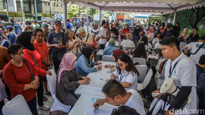 Suasana Hari Bebas Kendaraan Bermotor atau Car Free Day di kawasan Bundaran HI, Minggu (12/4/2026), tampak berbeda dari biasanya. Selain dimanfaatkan warga untuk berolahraga dan bersantai, lokasi ini dipadati oleh para lanjut usia (lansia) yang memanfaatkan layanan pembuatan kartu transportasi gratis yang disediakan pemerintah.