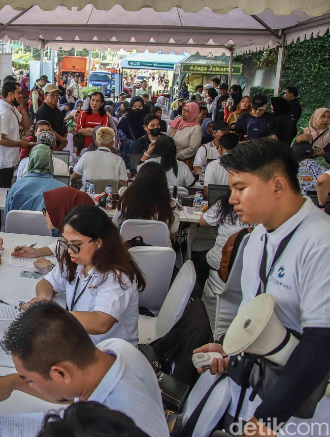 CFD Bundaran HI Disesaki Lansia, Layanan Kartu Gratis Diserbu Warga