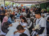 CFD Bundaran HI Disesaki Lansia, Layanan Kartu Gratis Diserbu Warga