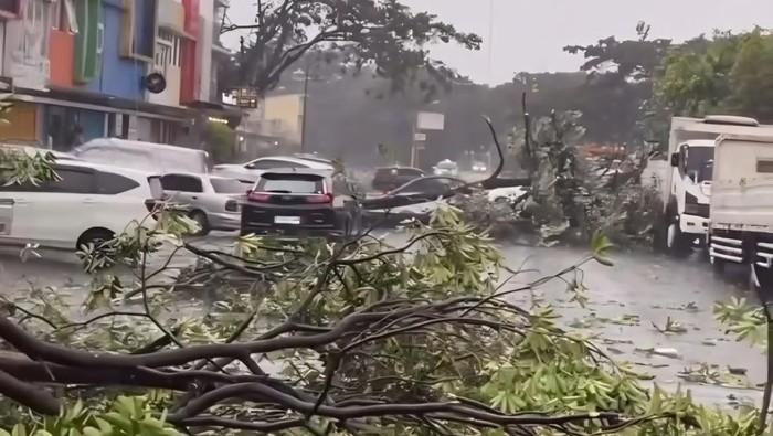 Cuaca ekstrem melanda Kota Bekasi dengan hujan es dan angin kencang. (dok.istimewa)