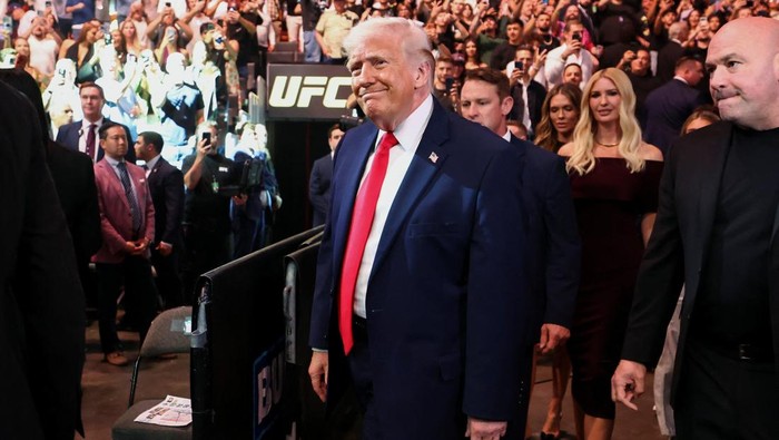Presiden Amerika Serikat Donald Trump menjadi sorotan saat menghadiri ajang UFC 327 yang digelar di Kaseya Center, Miami, Florida, Sabtu (11/4/2026) waktu setempat. Kehadiran Trump di tengah ribuan penonton menambah perhatian publik terhadap gelaran olahraga bela diri campuran tersebut. REUTERS