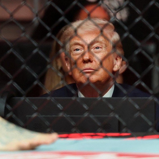 Donald Trump Tonton Laga UFC 327 di Kaseya Center