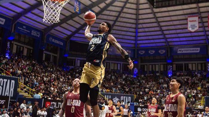 Pebasket Tim Prastawa Patrick Nikolas (tengah) berusaha melakukan lay up yang diadang sejumlah pebasket Tim Yudha pada pertandingan IBL Gopay All-Star 2026 di GOR Bandung Arena, Bandung, Jawa Barat, Sabtu (11/4/2026).  Tim All-Star Yudha berhasil mengalahkan Tim All-Star Prastawa dengan skor akhir 117-106. ANTARA FOTO/Novrian Arbi