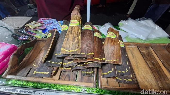 Kue Dumbleg bentuknya memanjang seperti lontong, namun lebih pipih. Bungkusnya terbuat dari pelepah pinang yang dijahit dengan tali di kedua ujungnya.