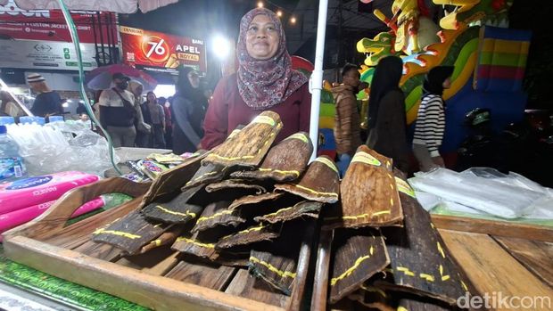 Kue Dumbleg bentuknya memanjang seperti lontong, namun lebih pipih. Bungkusnya terbuat dari pelepah pinang yang dijahit dengan tali di kedua ujungnya.