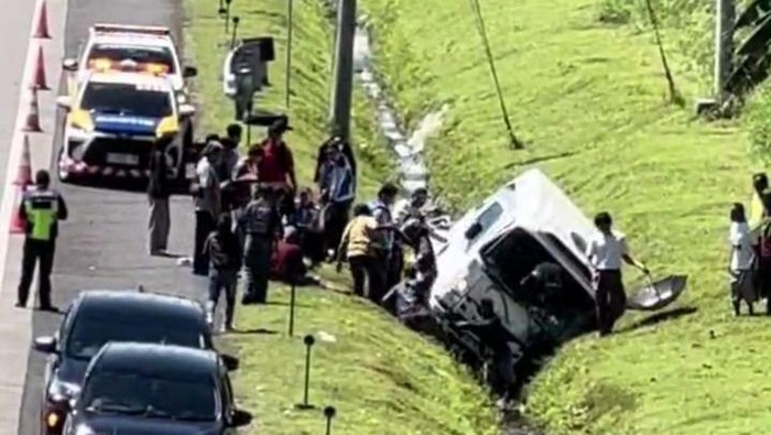 Kecelakaan lalu lintas terjadi di jalan tol Semarang-Solo, ruas Boyolali. Minibus Isuzu Elf menabrak ban serep lalu masuk ke parit.