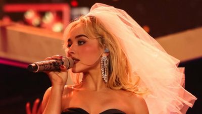 Gaya Sabrina Carpenter Manggung di Coachella 2026, Baju Serba Mini dari Dior