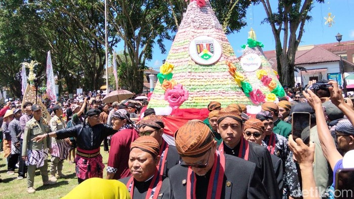 Potret kemeriahan grebeg getuk yang berlangsung di Alun-alun Kota Magelang, Minggu (12/4/2026).