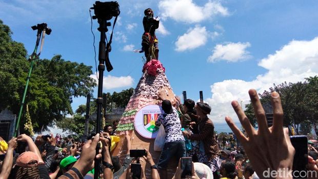 Grebeg getuk Potret kemeriahan grebeg getuk yang berlangsung di Alun-alun Kota Magelang, Minggu (12/4/2026).