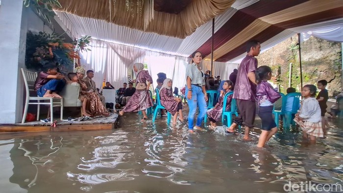 Hajatan di tengah banjir Dayeuhkolot