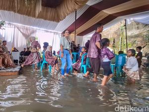 Kebahagiaan Hajatan Terjaga Meski di Tengah Banjir Dayeuhkolot