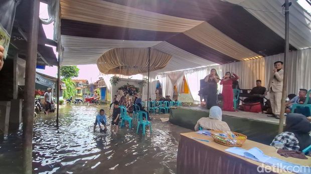 Hajatan di tengah banjir Dayeuhkolot Hajatan di tengah banjir Dayeuhkolot