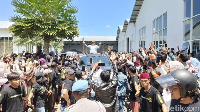 Haji Her yang baru saja pulang setelah menjalani pemeriksaan di gedung KPK Jakarta disambut puluhan ribu massa di Pamekasan.