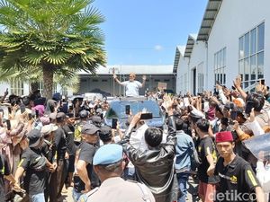 Pulang dari KPK, Sultan Madura Haji Her Disambut Puluhan Ribu Orang