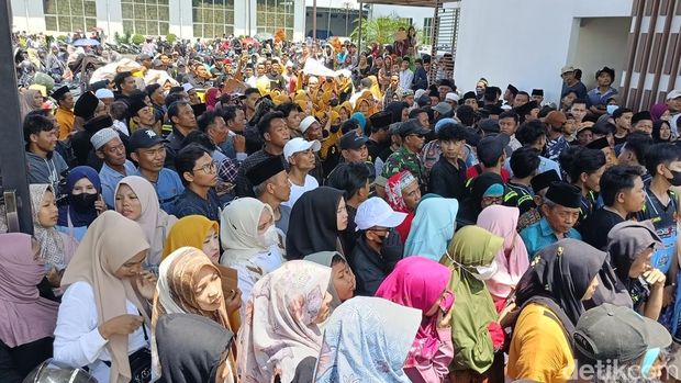 Haji Her yang baru saja pulang setelah menjalani pemeriksaan di gedung KPK Jakarta disambut puluhan ribu massa di Pamekasan. Haji Her yang baru saja pulang setelah menjalani pemeriksaan di gedung KPK Jakarta disambut puluhan ribu massa di Pamekasan.