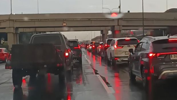 Hujan deras dan angin kencang menyebabkan pohon tumbang di Tol Jagorawi. (Herianto B/detikcom)