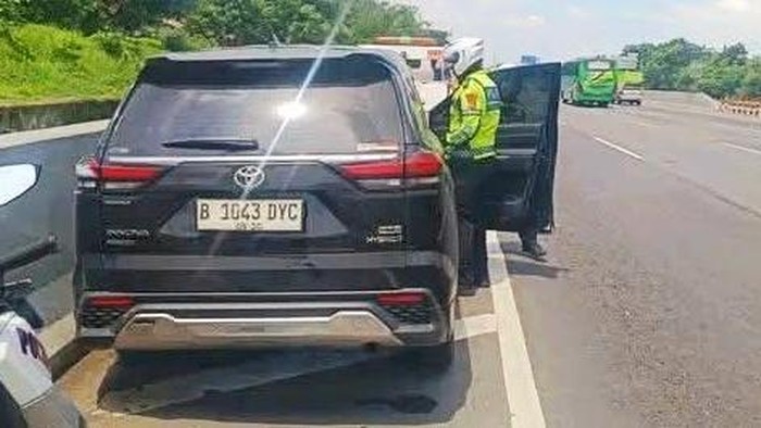 Innova Zenix dicegat petugas di Tol Japek usai insiden tabrak lari di Karawang
