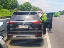 Pelarian Sia-sia Pengemudi Innova Zenix Usai Tabrak Motor di Karawang