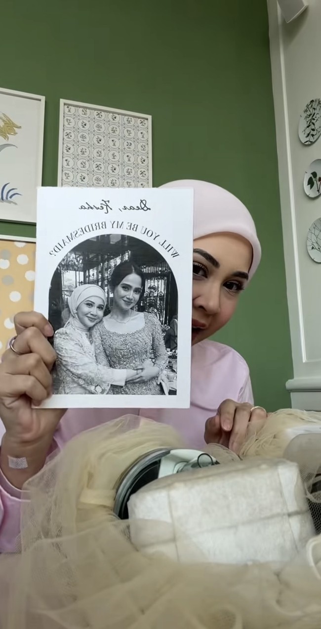 Diungkap oleh salah satu sahabatnya, Kesha Ratuliu, terlihat di masing-masing bridesmaid kit sudah tertera foto para calon bridesmaid bersama Syifa. Foto tersebut juga dilengkapi dengan tulisan Will you be my bridesmaid? Foto: Instagram/@thebridedept