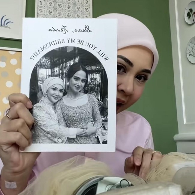 Isi Bridesmaid Kit Syifa Hadju Untuk Para Sahabat, Mesin Kopi-Gelang Emas