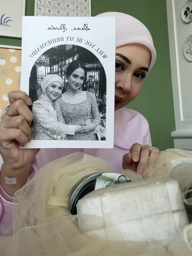 Isi Bridesmaid Kit Syifa Hadju Untuk Para Sahabat, Mesin Kopi-Gelang Emas