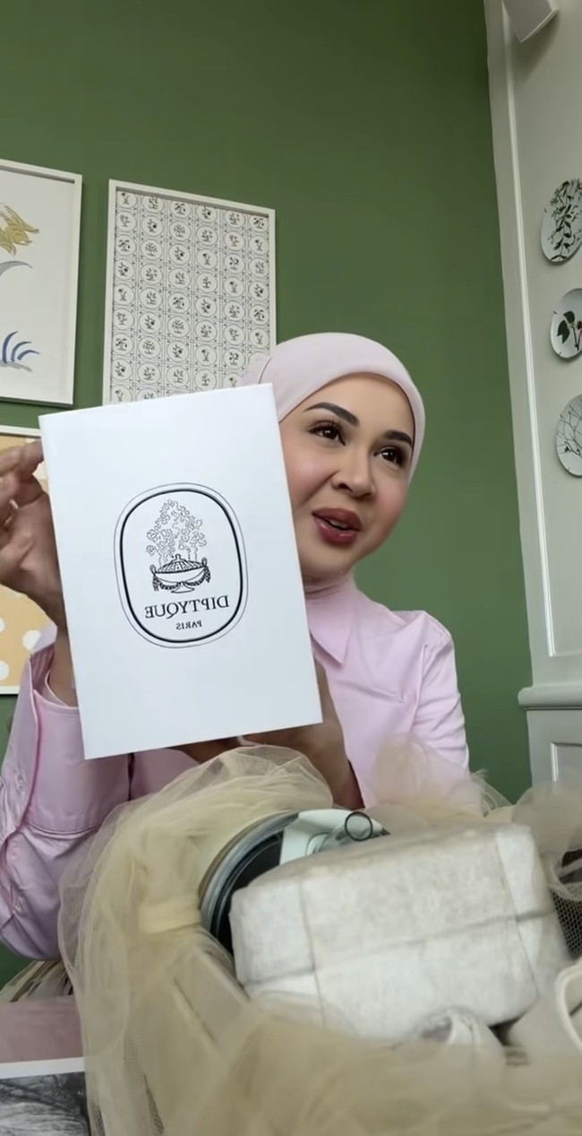 Terdapat kotak putih bertuliskan Diptyque Paris, merek mewah yang menjual parfum. Harga parfumnya pun beragam, bisa mencapai Rp 3-5 jutaan. Foto: Instagram/@thebridedept