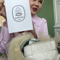 Terdapat kotak putih bertuliskan Diptyque Paris, merek mewah yang menjual parfum. Harga parfumnya pun beragam, bisa mencapai Rp 3-5 jutaan. Foto: Instagram/@thebridedept