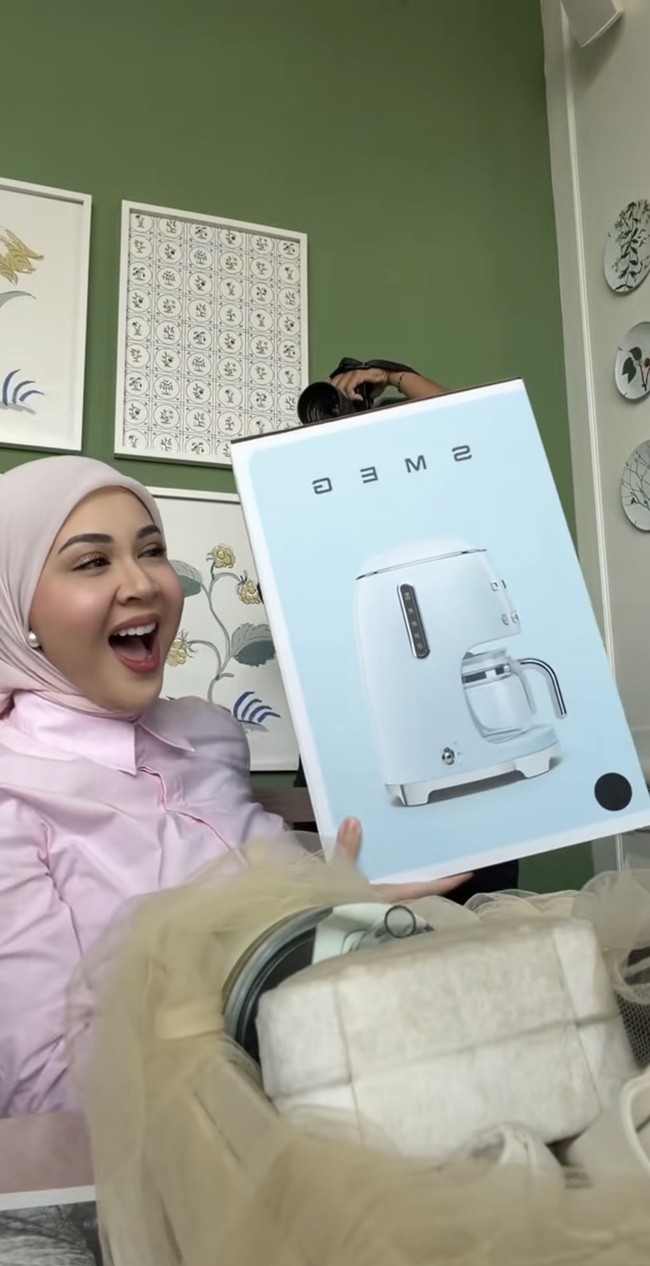 Ada pula mesin kopi SMEG 50s Retro Style Drip Coffee Machine. Harga mesin kopi tersebut diperkirakan capai Rp 5 juta rupiah. Foto: Instagram/@thebridedept