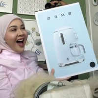 Ada pula mesin kopi SMEG 50s Retro Style Drip Coffee Machine. Harga mesin kopi tersebut diperkirakan capai Rp 5 juta rupiah. Foto: Instagram/@thebridedept