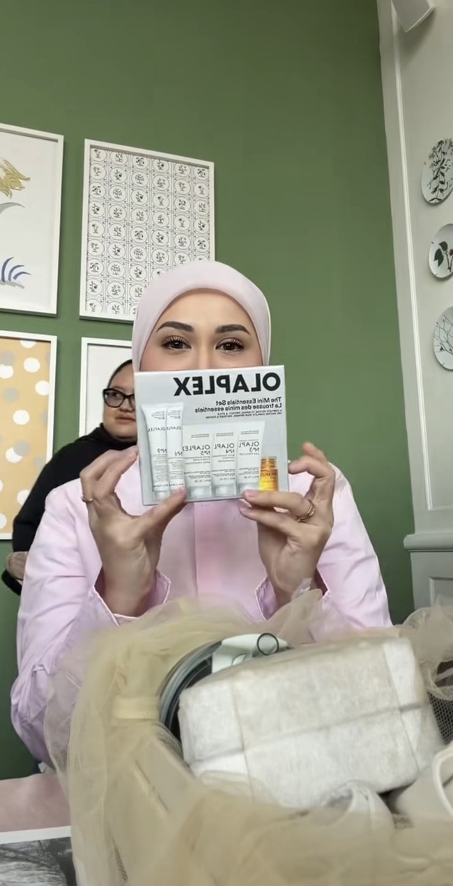 Rangkaian perawatan rambut dari Olaplex. Olaplex Mini Essentials Set diperkirakan dibanderol dengan harga sekitar Rp 500 ribuan. Foto: Instagram/@thebridedept