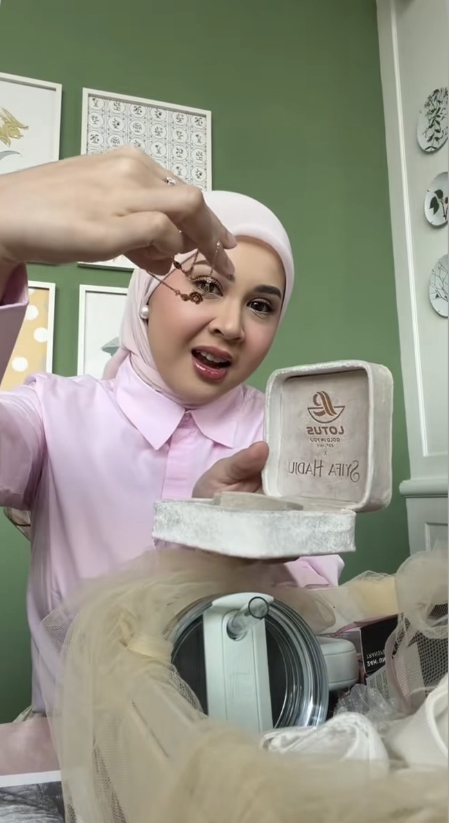Tak mau setengah-setengah, masing-masing calon bridesmaid pilihan Syifa juga mendapat gelang emas dari Lotus Gold. Di tempat perhiasan juga terukir inisial dari nama masing-masing calon bridesmaid. Foto: Instagram/@thebridedept