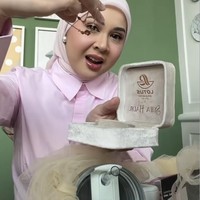 Tak mau setengah-setengah, masing-masing calon bridesmaid pilihan Syifa juga mendapat gelang emas dari Lotus Gold. Di tempat perhiasan juga terukir inisial dari nama masing-masing calon bridesmaid. Foto: Instagram/@thebridedept