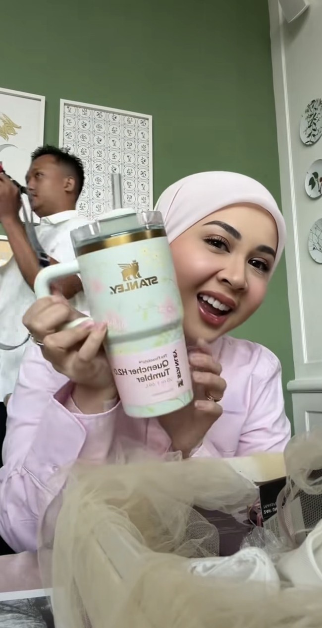 Kesha juga mendapat tumbler dari Stanley. Berwarna hijau pastel dengan motif floral warna pink dan kuning, tumbler tersebut diperkirakan berharga sekitar Rp 700 ribu. Foto: Instagram/@thebridedept