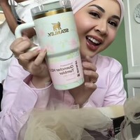 Kesha juga mendapat tumbler dari Stanley. Berwarna hijau pastel dengan motif floral warna pink dan kuning, tumbler tersebut diperkirakan berharga sekitar Rp 700 ribu. Foto: Instagram/@thebridedept