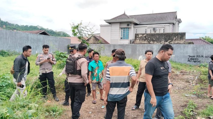 Jajaran Polresta Samarinda saat mendatangi TKP temuan jari manusia di dalam toples di kebun warga. (dok Istimewa)