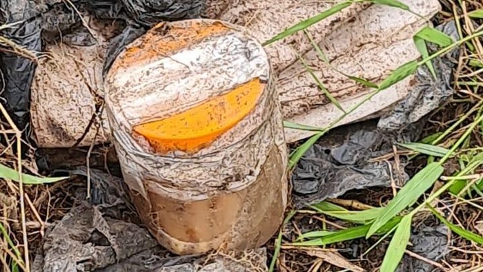 Jajaran Polresta Samarinda saat mendatangi TKP temuan jari manusia di dalam toples di kebun warga. (dok Istimewa)