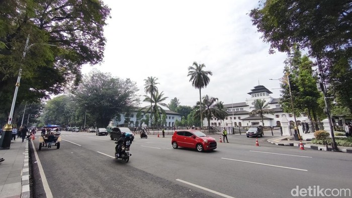 Jalan Diponegoro yang menjadi penghubung Lapangan Sabuga dan Gedung Sate