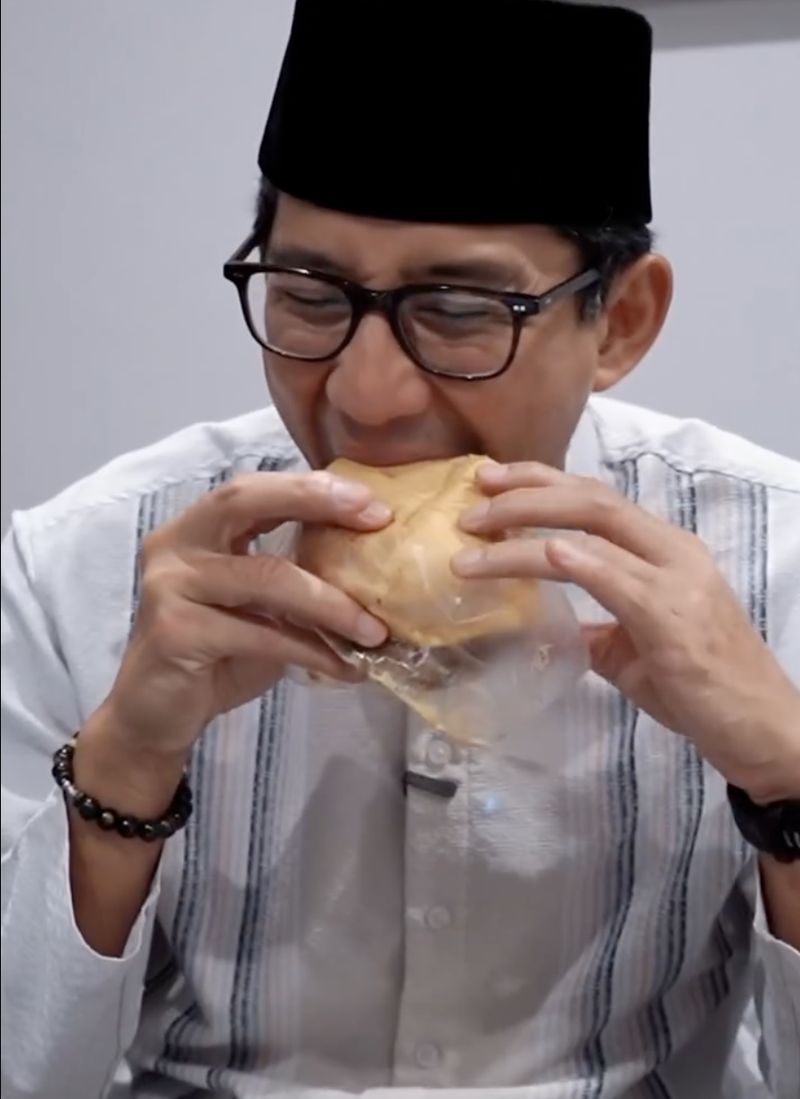 Kehabisan Aldi's Burger, Sandiaga Uno Akhirnya Cicip 2 Burger Lokal Lain!