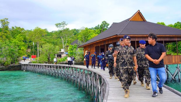 Kementerian Kelautan dan Perikanan (KKP) mengambil tindakan tegas dengan menghentikan sementara operasional resor di kawasan wisata Pulau Maratua, Kabupaten Berau, Kalimantan Timur/Dok: PSDKP  KKP
