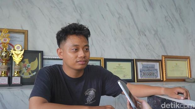 Ketua RW 02 Krembangan Bhakti, Mochamad Ilham Ramadhani (27) Ketua RW 02 Krembangan Bhakti, Mochamad Ilham Ramadhani (27)