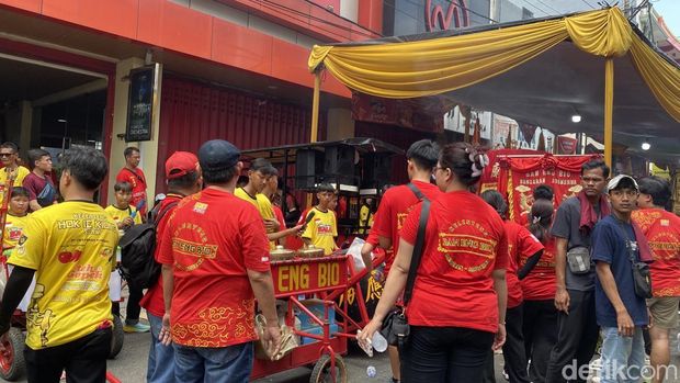 Perayaan HUT ke-160 Klenteng TITD Ling Hok Bio di kawasan Pecinan, Kelurahan Kranggan, Kecamatan Semarang Tengah, Kota Semarang, Minggu (12/4/2026).
