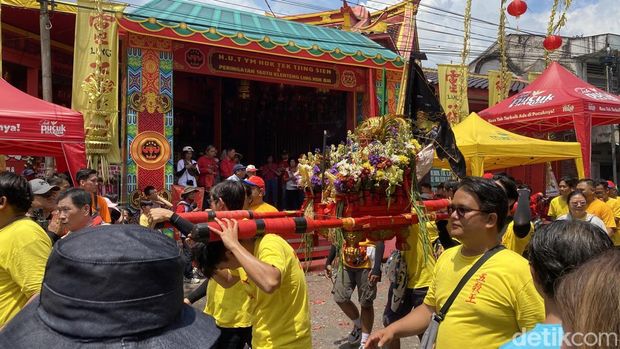 Perayaan HUT ke-160 Klenteng TITD Ling Hok Bio di kawasan Pecinan, Kelurahan Kranggan, Kecamatan Semarang Tengah, Kota Semarang, Minggu (12/4/2026).