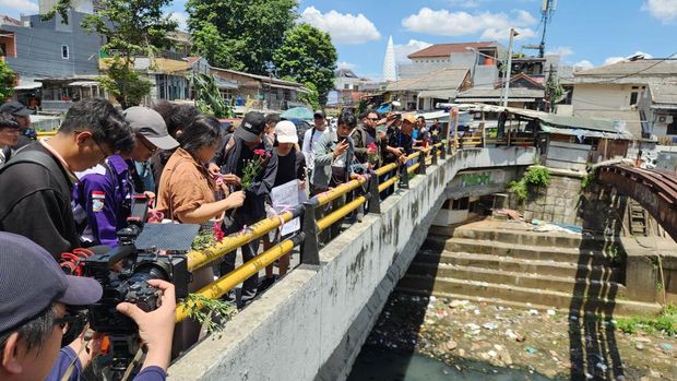Aksi solidaritas Koalisi Masyarat untuk Andrie Yunus di TKP penyerangan kawasan Jakpus.