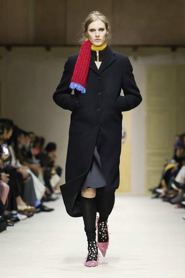 Mengusung konsep layering sebagai benang merah, Prada menampilkan busana yang tidak sekadar berlapis secara visual, tetapi juga sarat makna. Setiap tampilan seolah menggambarkan perjalanan waktu, memori, dan pengalaman personal yang membentuk karakter seorang perempuan. (Foto: Dok. Prada)