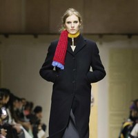 Mengusung konsep layering sebagai benang merah, Prada menampilkan busana yang tidak sekadar berlapis secara visual, tetapi juga sarat makna. Setiap tampilan seolah menggambarkan perjalanan waktu, memori, dan pengalaman personal yang membentuk karakter seorang perempuan. (Foto: Dok. Prada)
