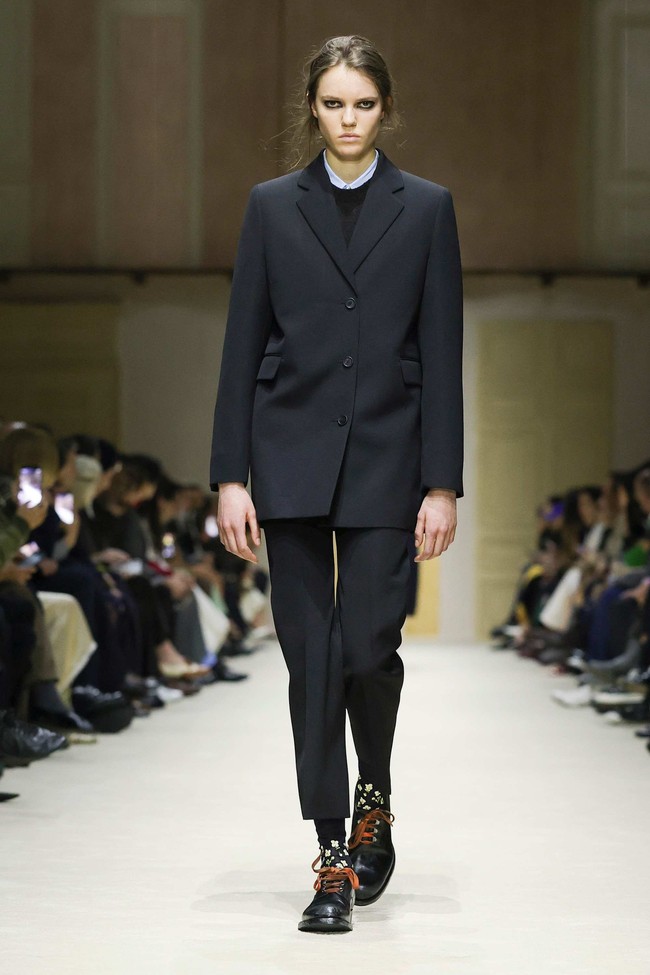 Layering di sini bukan hanya teknik styling, melainkan simbol kompleksitas hidup yang terus berubah. (Foto: Dok. Prada)