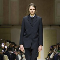 Layering di sini bukan hanya teknik styling, melainkan simbol kompleksitas hidup yang terus berubah. (Foto: Dok. Prada)