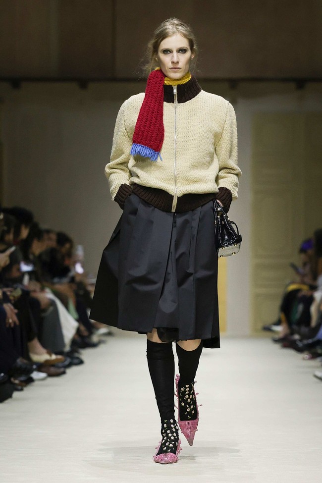 Koleksi ini juga menyoroti bagaimana pakaian dapat bertransformasi mengikuti ritme aktivitas harian. Dari tailoring yang tegas hingga gaun satin dengan bordir halus, Prada memadukan elemen yang kontras dalam satu tampilan. (Foto: Dok. Prada)