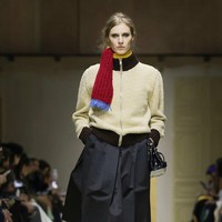 Koleksi ini juga menyoroti bagaimana pakaian dapat bertransformasi mengikuti ritme aktivitas harian. Dari tailoring yang tegas hingga gaun satin dengan bordir halus, Prada memadukan elemen yang kontras dalam satu tampilan. (Foto: Dok. Prada)