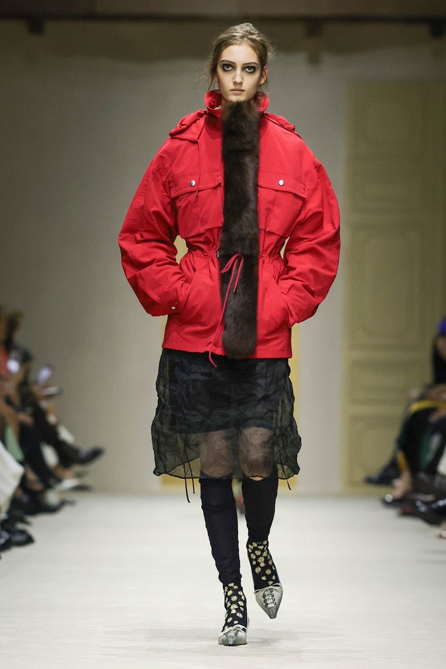 Perpaduan antara busana formal, sportswear, hingga potongan feminin menciptakan harmoni yang tidak konvensional, namun tetap khas dalam bahasa desain Prada. (Foto: Dok. Prada)